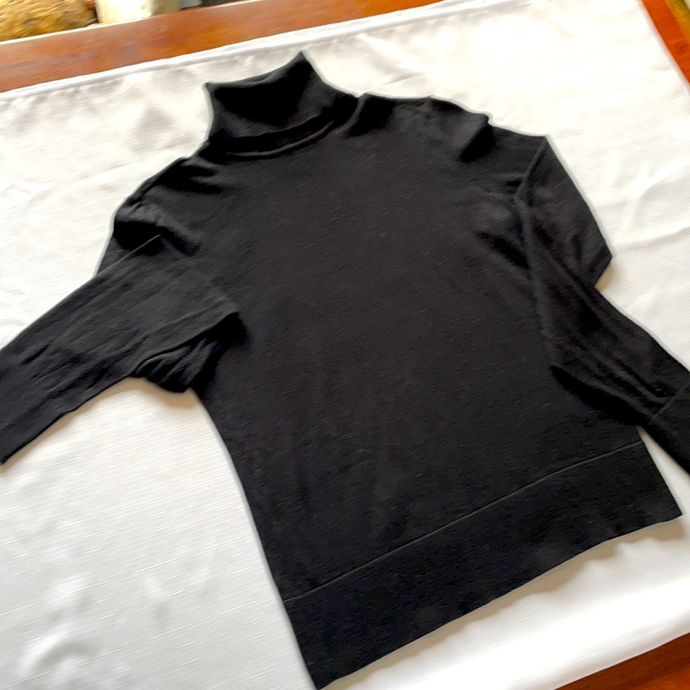 Turtle neck long sleeve sweater. Black size M